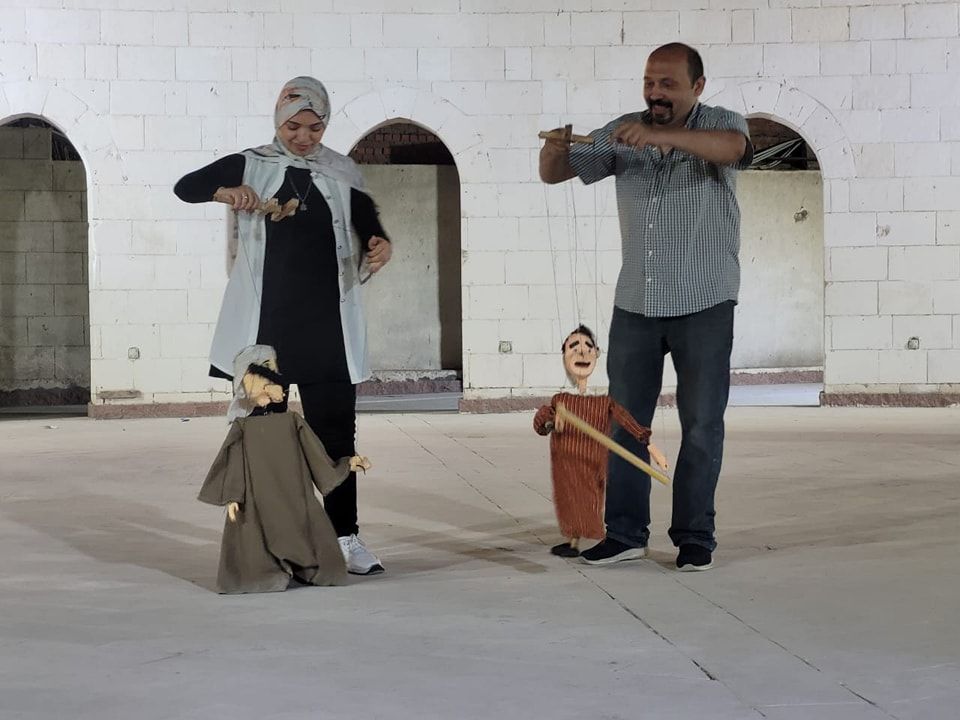 قد تكون صورة شخصين وأشخاص يؤدون الفنون القتالية