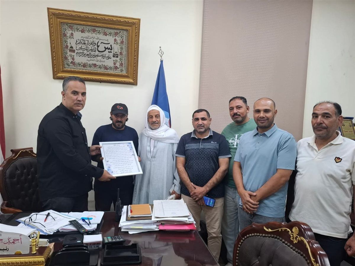 تكريم عامل نظافة بالبحيرة