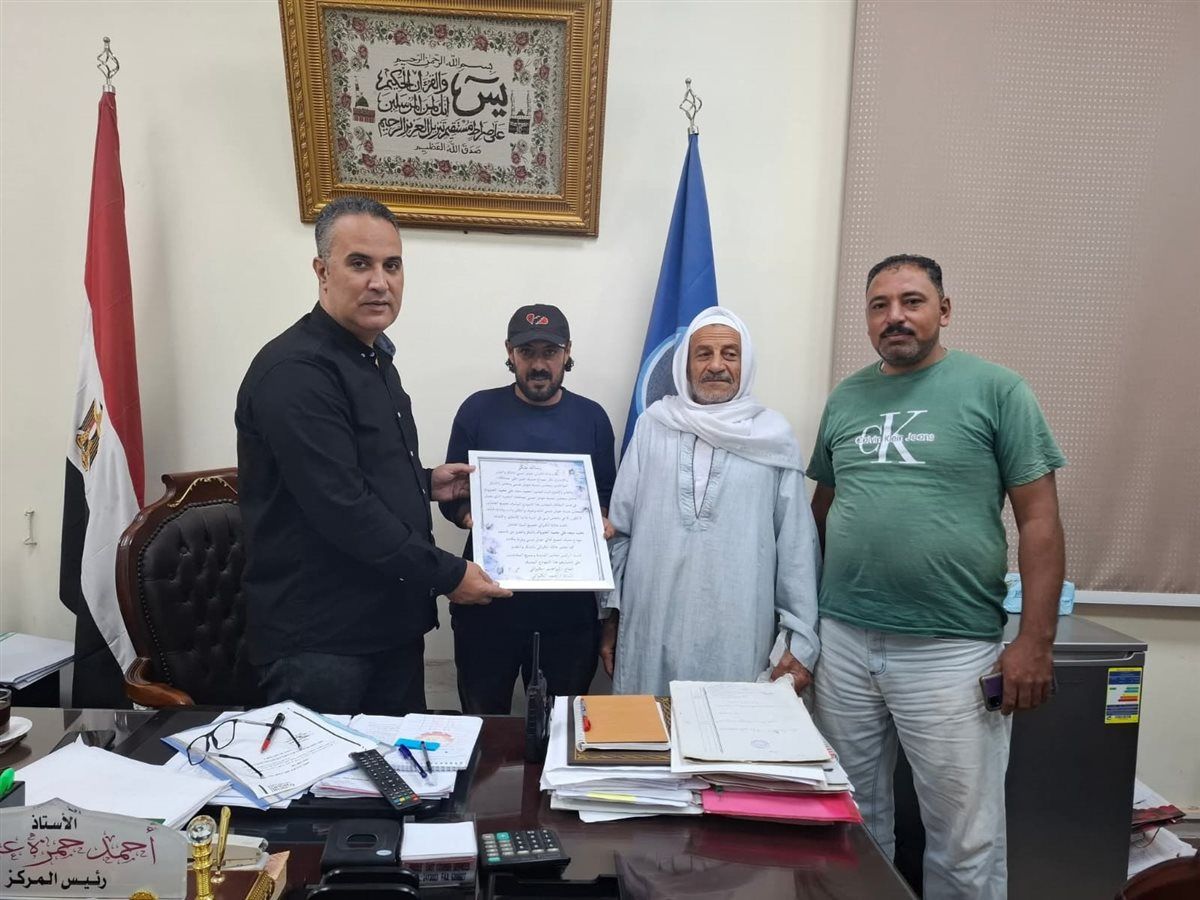 تكريم عامل نظافة بالبحيرة