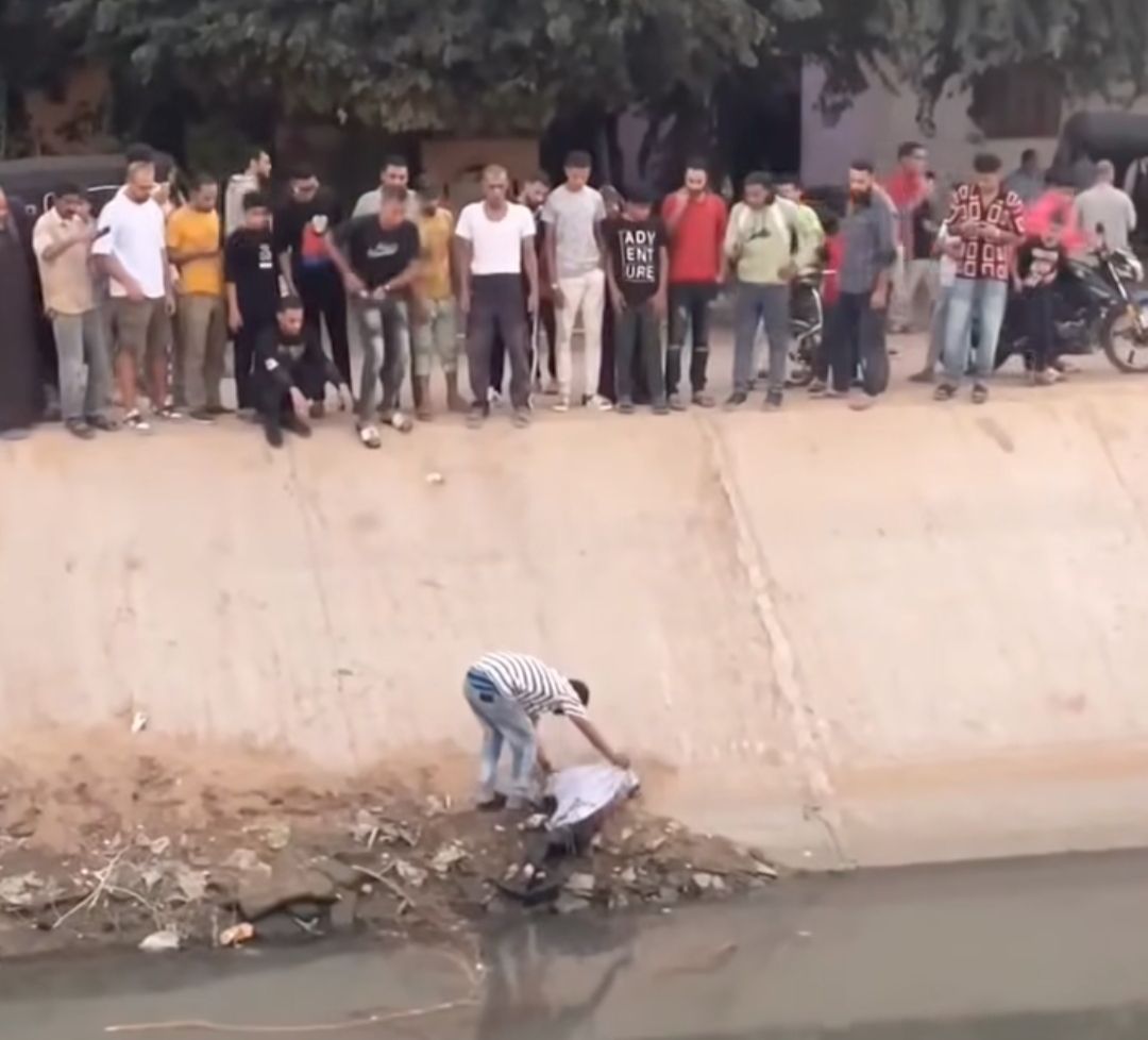 صور مزعومة للحظة انتشال جثة الطفل الصغير