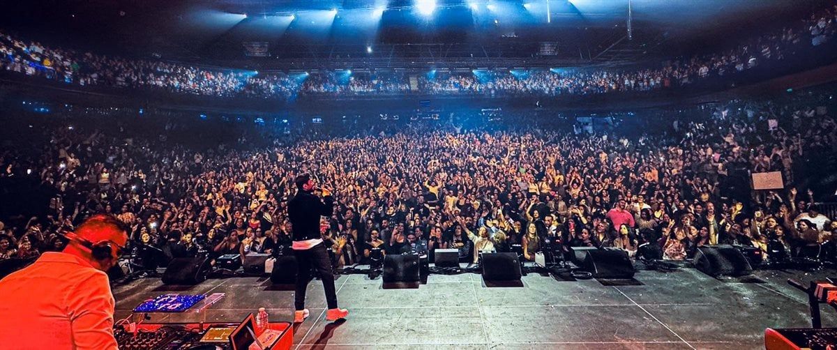 تامر حسني وجمهوره في حفل فرنسا