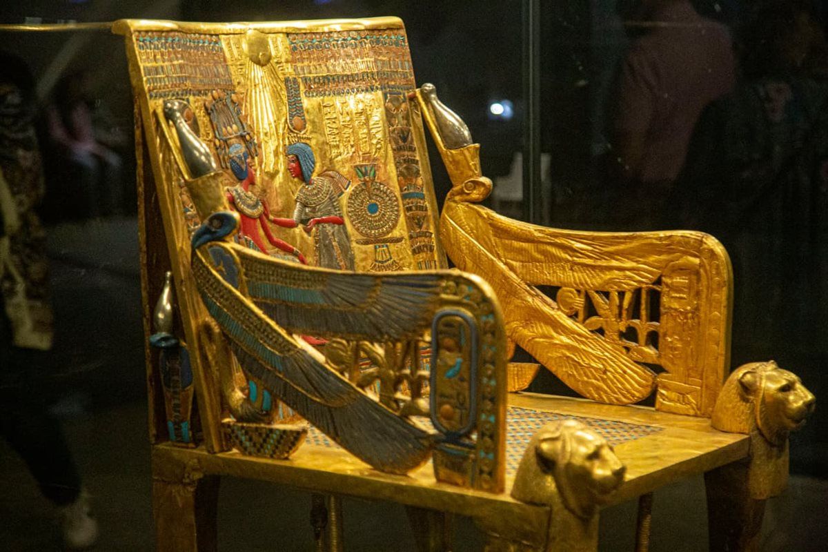  كرسي العرش الذهبي للملك توت عنخ آمون