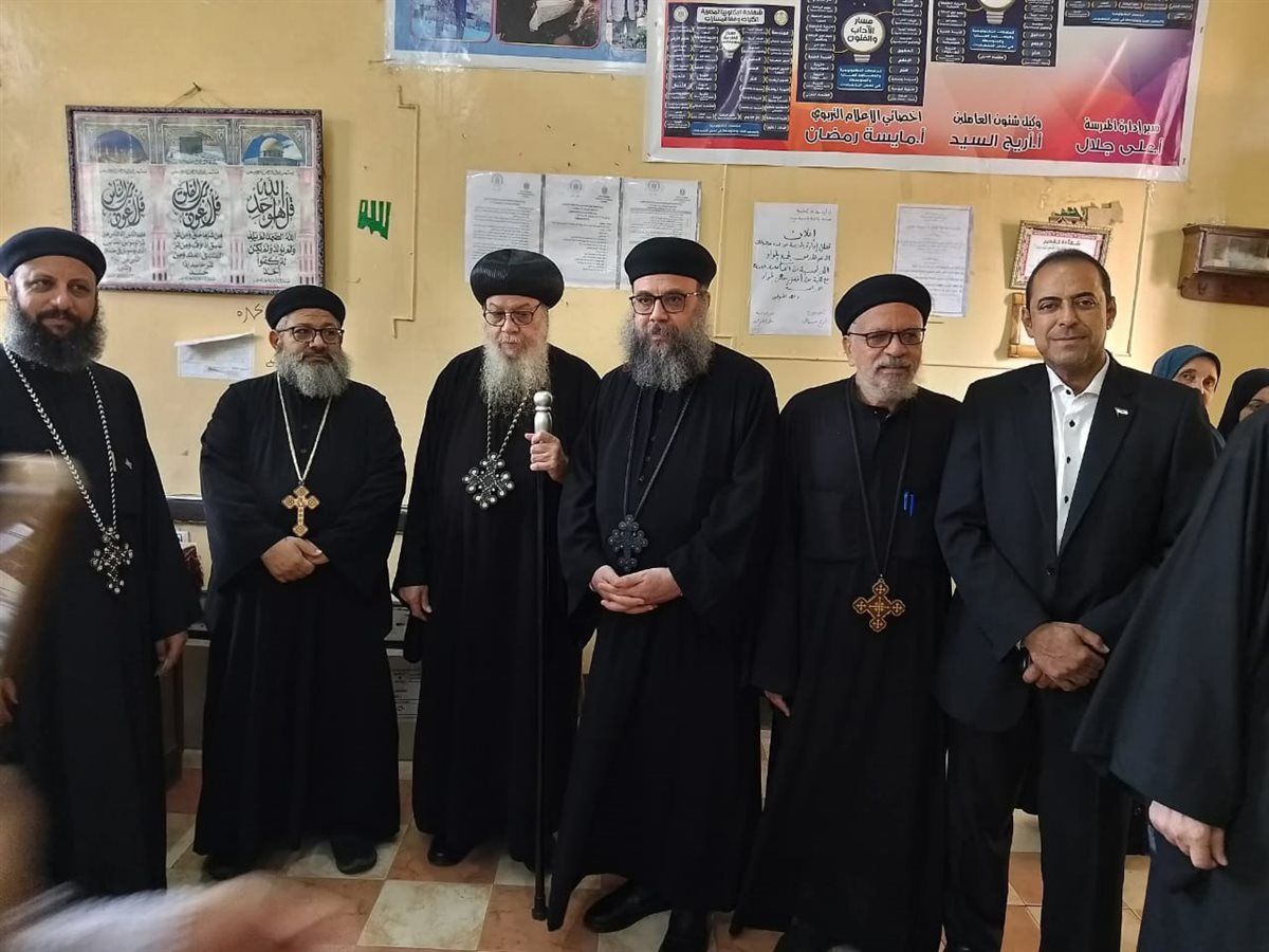 الانبا اغاثون وقساوسه مغاغه يدلون بأصواتهم الإنتخابية