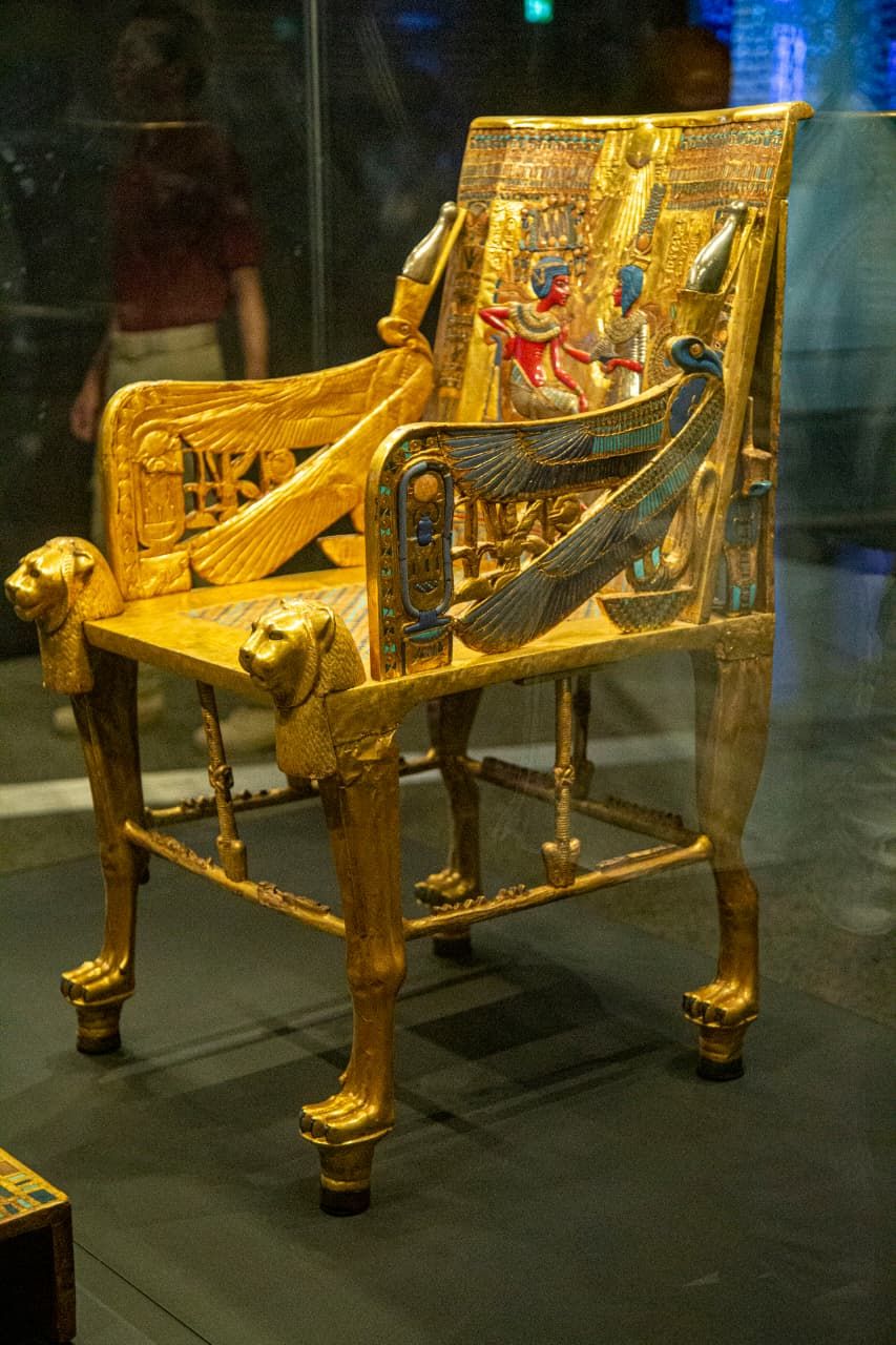  كرسي العرش الذهبي للملك توت عنخ آمون
