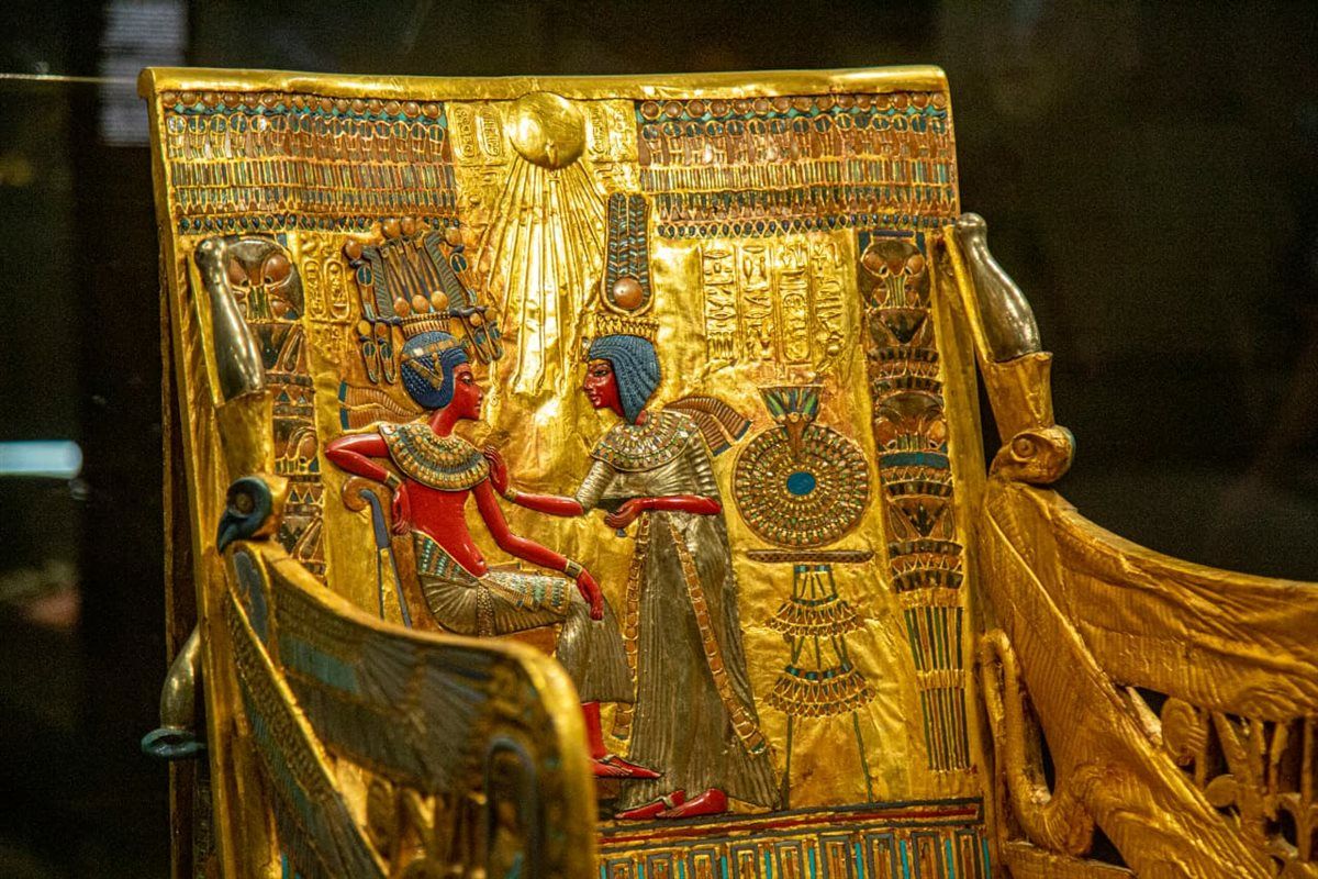  كرسي العرش الذهبي للملك توت عنخ آمون