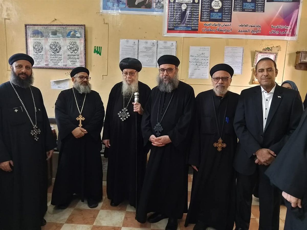 الانبا اغاثون وقساوسه مغاغه يدلون بأصواتهم الإنتخابية