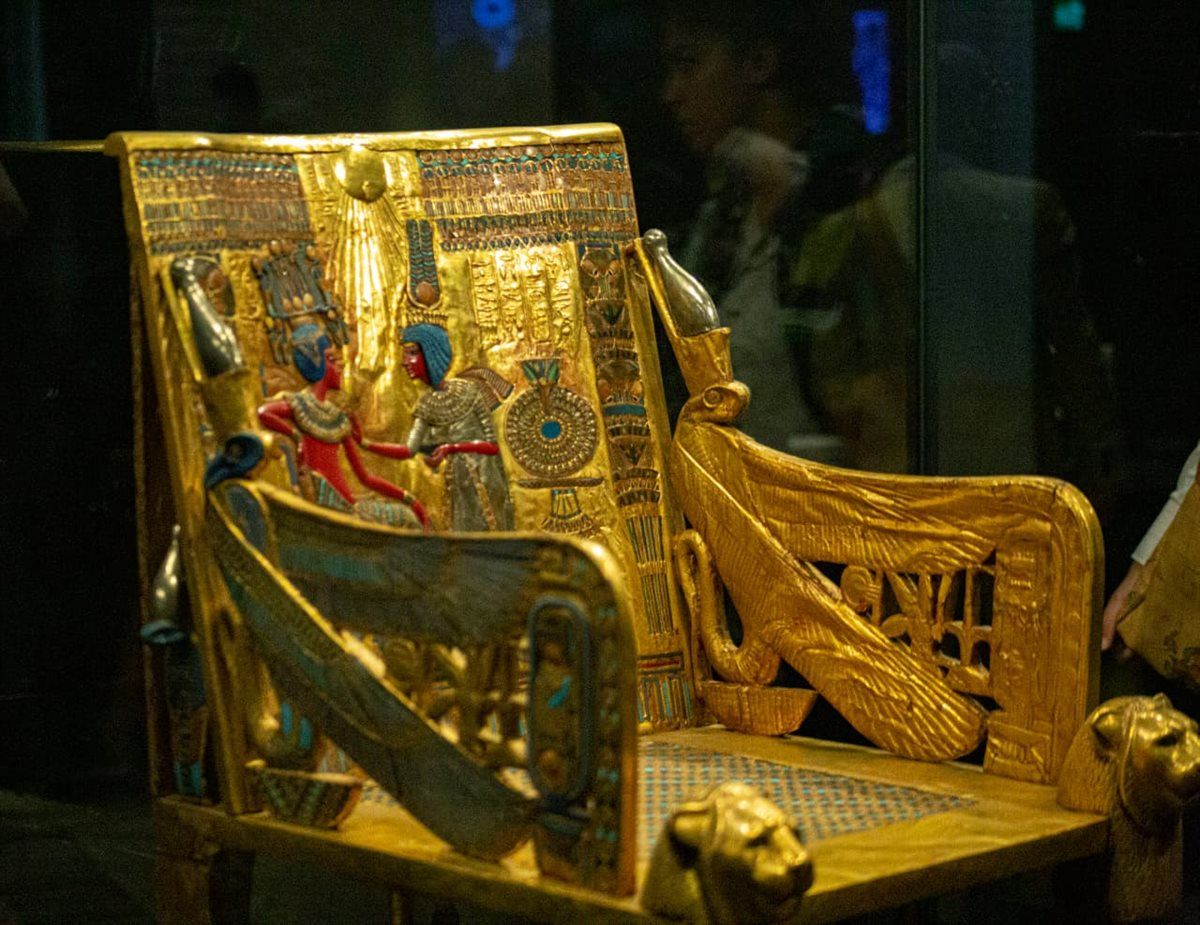  كرسي العرش الذهبي للملك توت عنخ آمون
