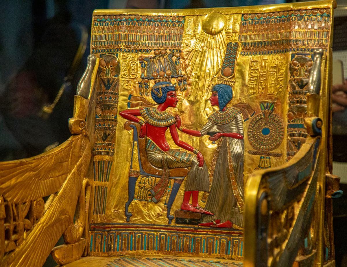  كرسي العرش الذهبي للملك توت عنخ آمون