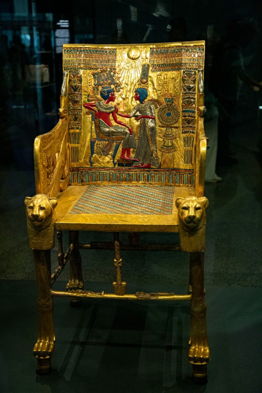  كرسي العرش الذهبي للملك توت عنخ آمون