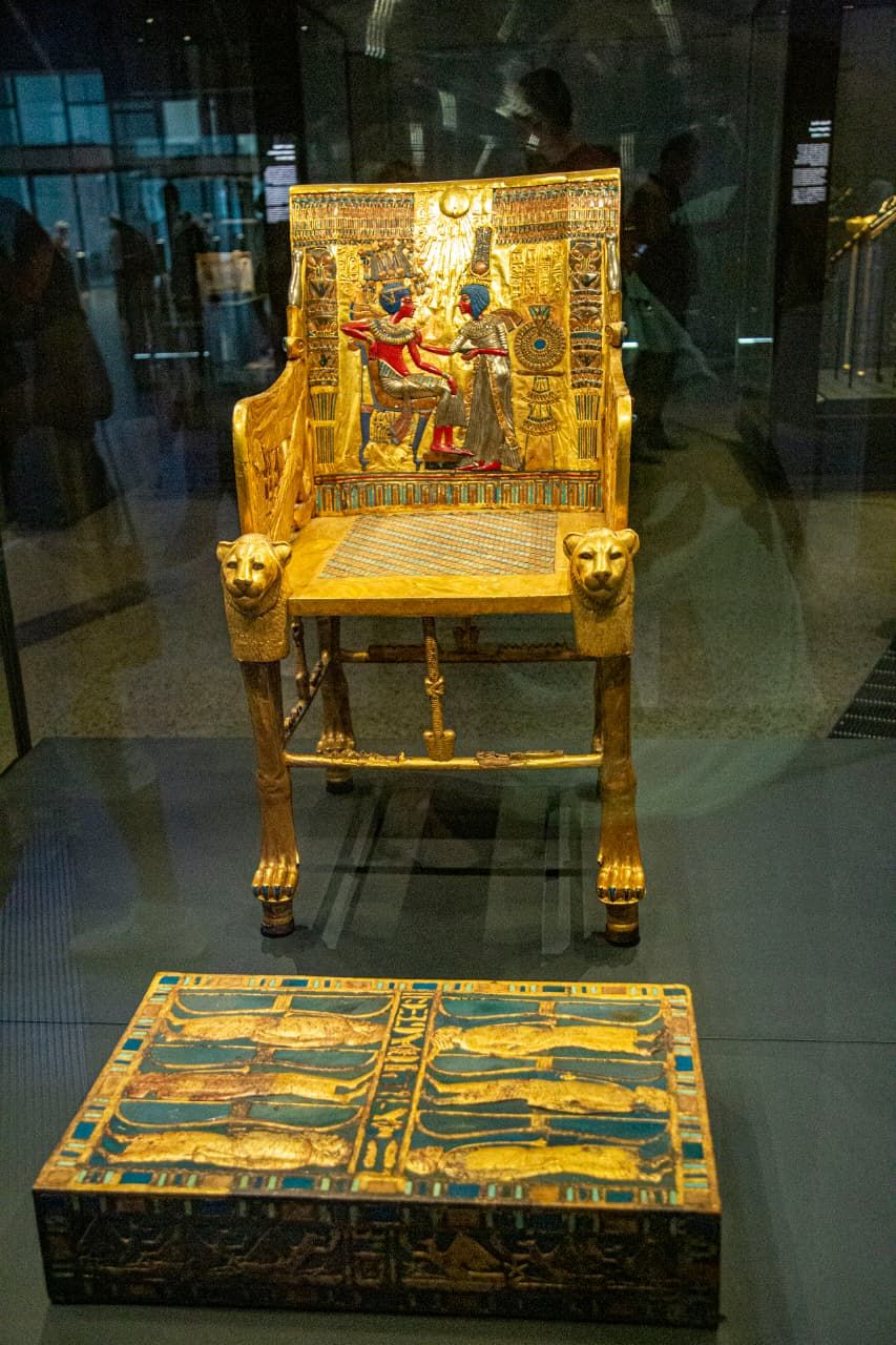  كرسي العرش الذهبي للملك توت عنخ آمون