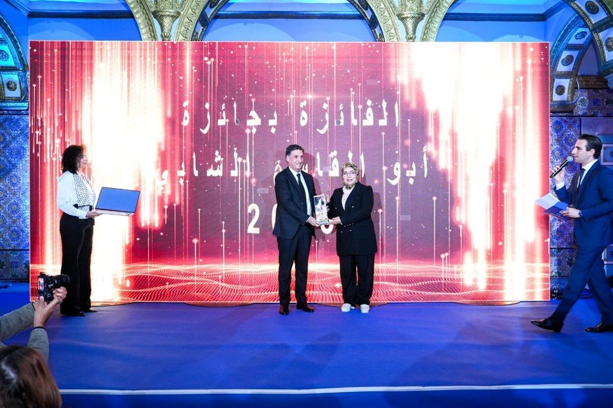 كاميليا عبد الفتاح خلال تسلمها الجائزة