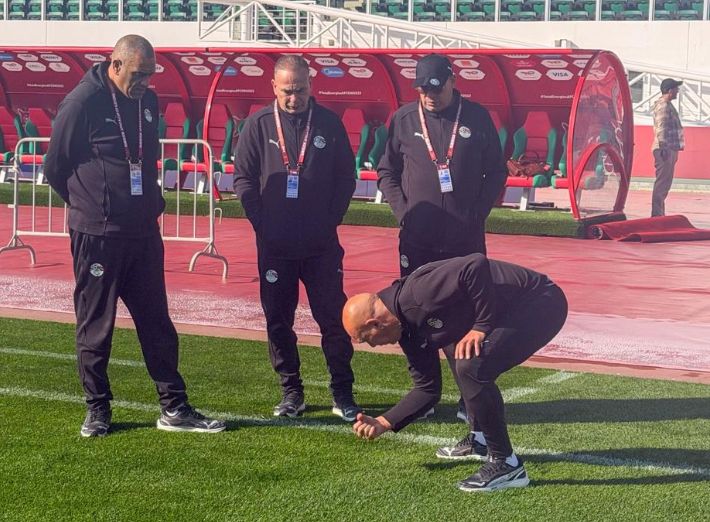 حسام حسن يتفقد الملعب