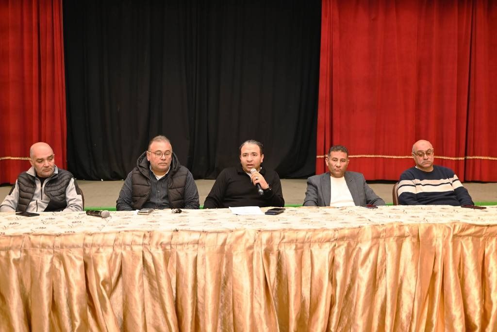 مدير النادي مع الادارة التنفيذية