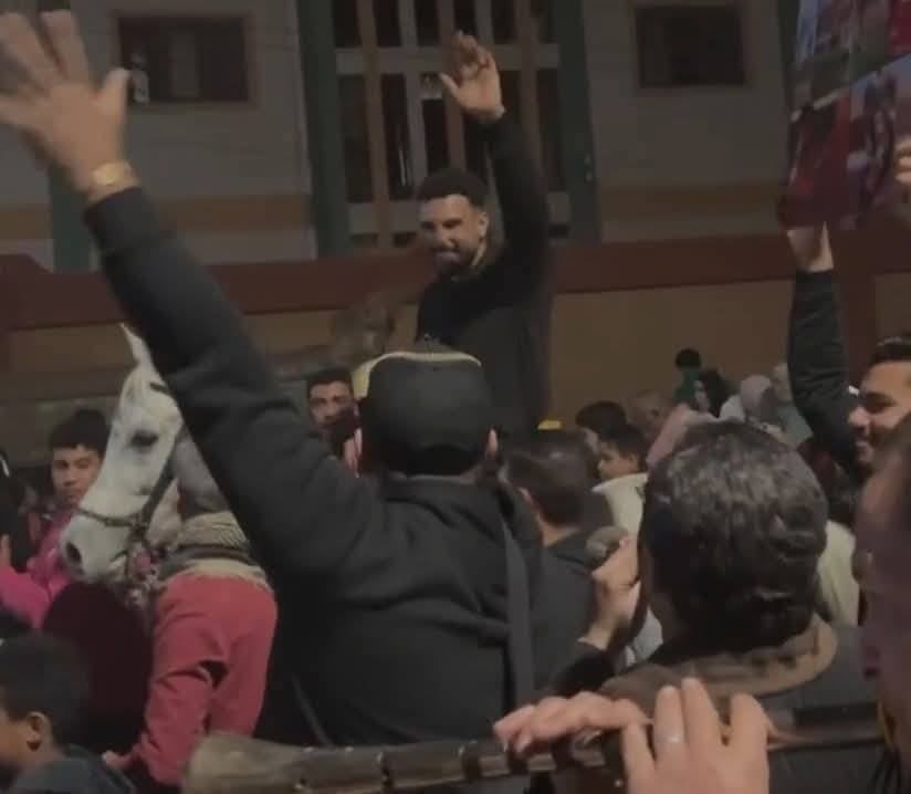 احتفال هادى رياض مع أهالى قريته (2) احتفال هادى رياض مع أهالى قريته (2)