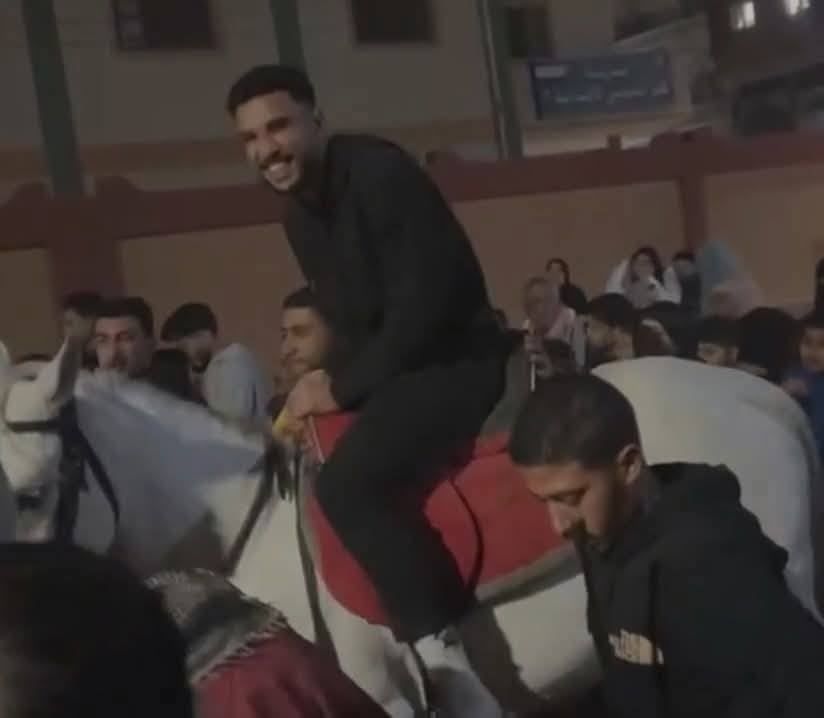 احتفال هادى رياض مع أهالى قريته (1) احتفال هادى رياض مع أهالى قريته (1)