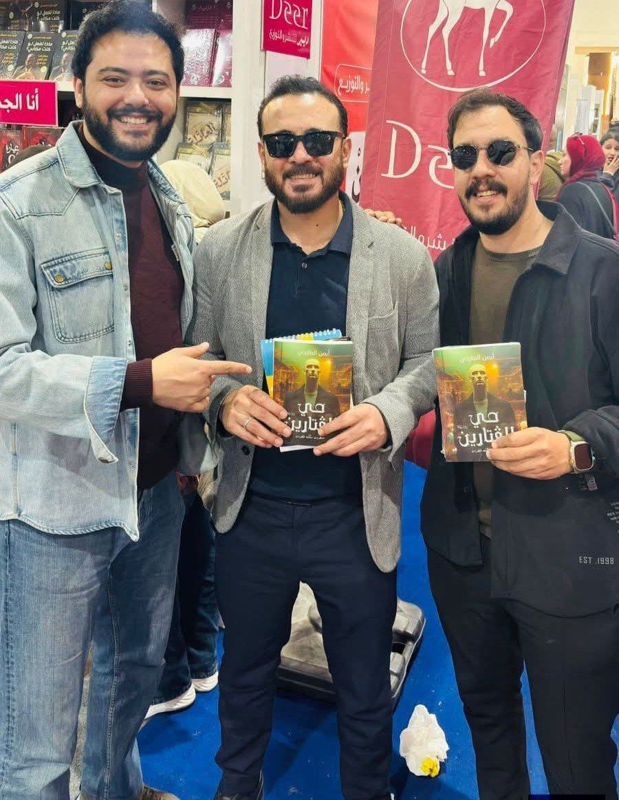 الروائى أيمن العايدى خلال حفل توقيع أحدث رواياته حى الفتارين (11)