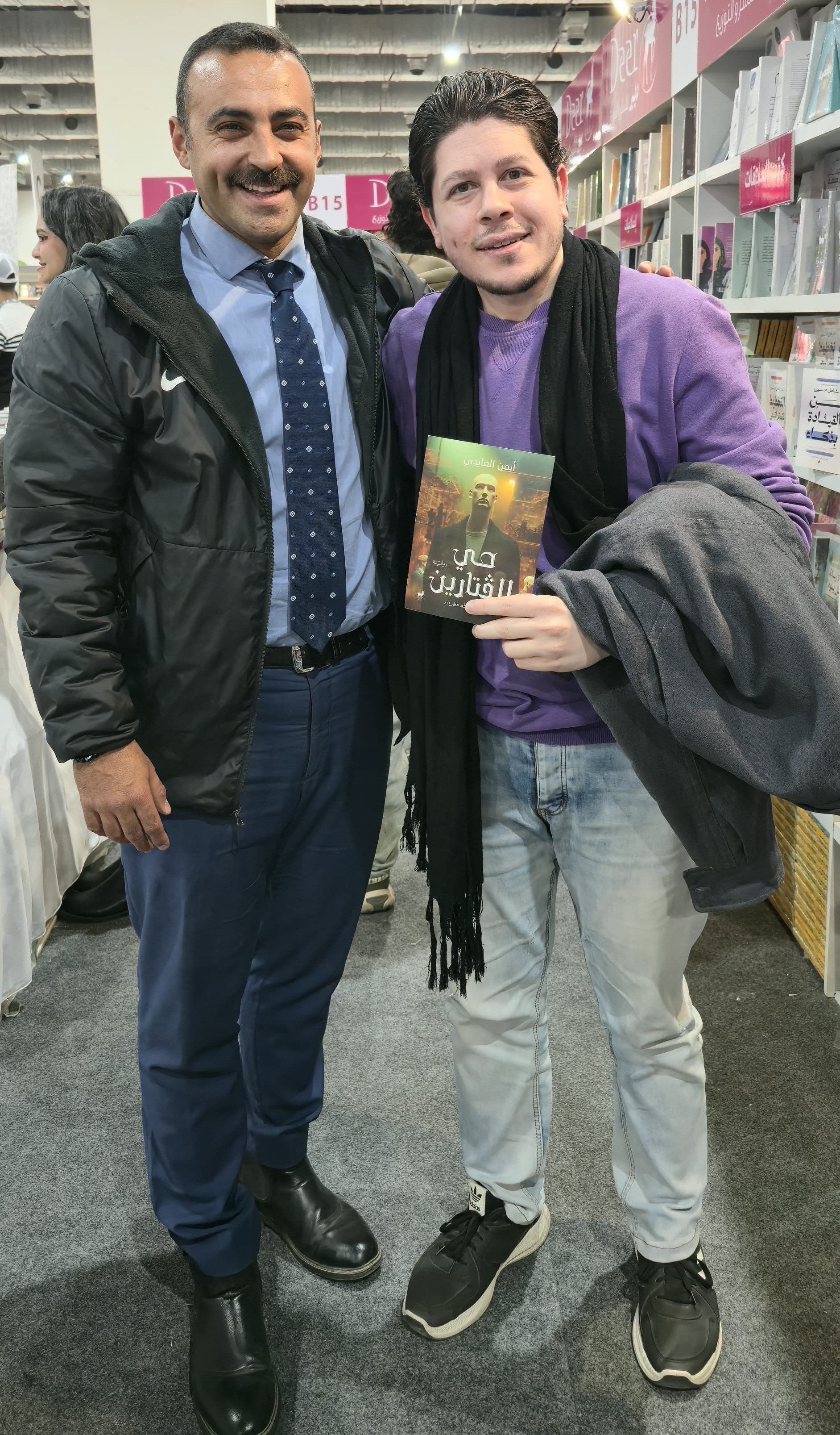 الروائى أيمن العايدى خلال حفل توقيع أحدث رواياته حى الفتارين (6)
