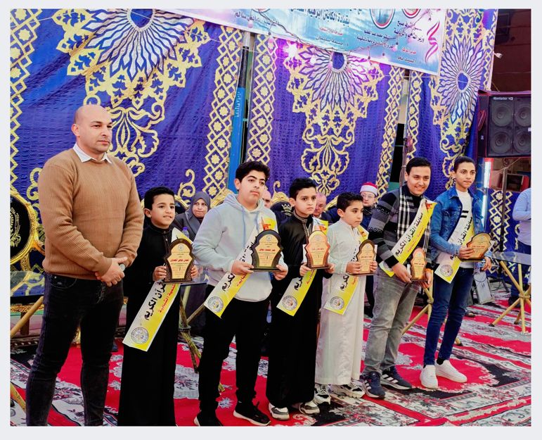 القماش مع الفائزين في حفظة القرآن الكريم القماش مع الفائزين في حفظة القرآن الكريم