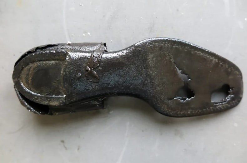 حذاء عثر عليه فى حطام السفينة