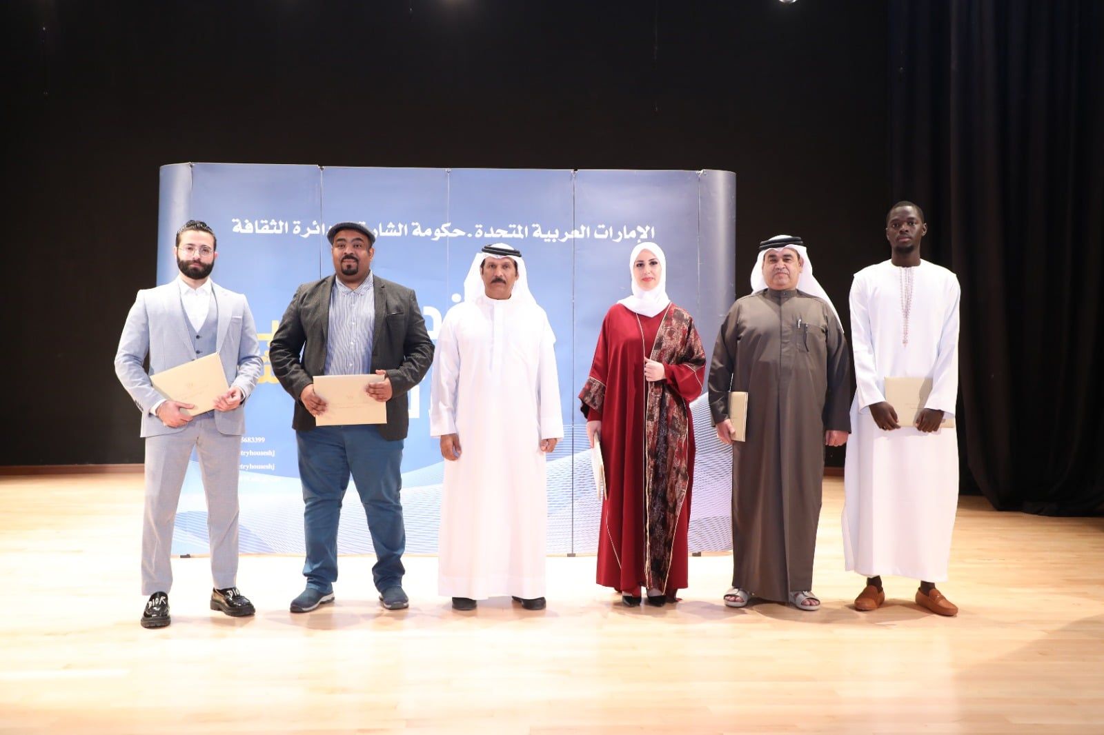 الشاعر محمد البريكي يكرم شعراء الأمسية