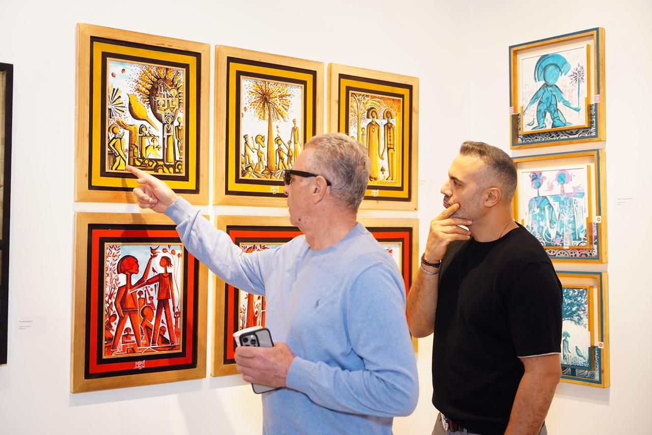 نقاش بين الفنان محمود حميدة وأحمد فريد على إحدى اللوحات