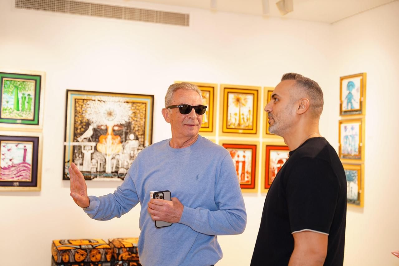 خلال زيارة الفنان محمود حميدة لمعرض الفنان أحمد فريد