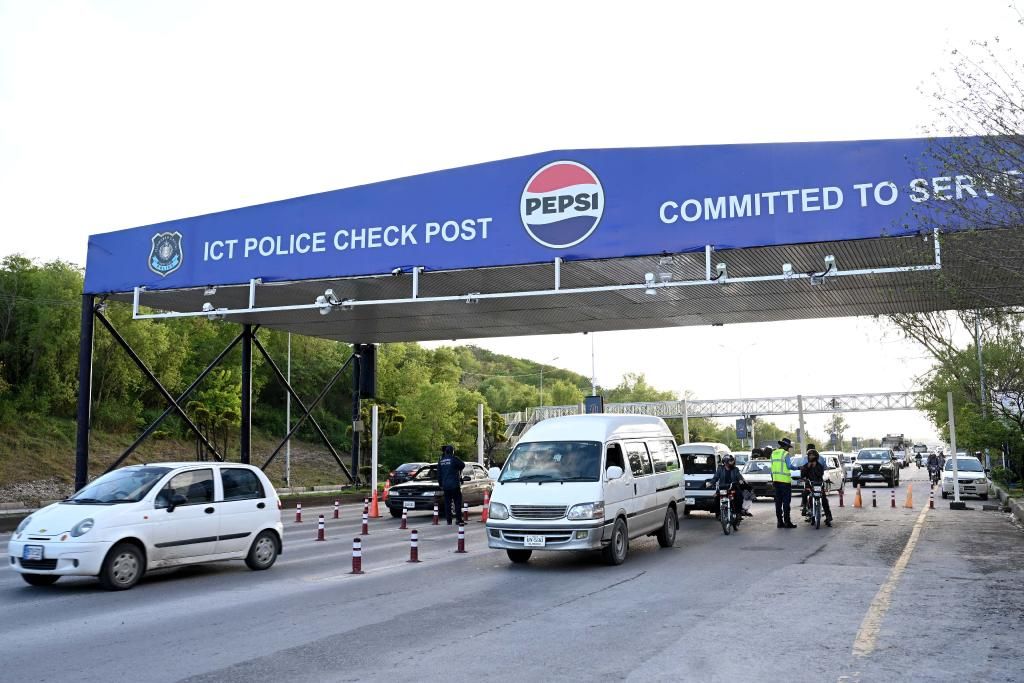 مرور المركبات أمام نقطة تفتيش تابعة للشرطة في إسلام آباد، عاصمة باكستان