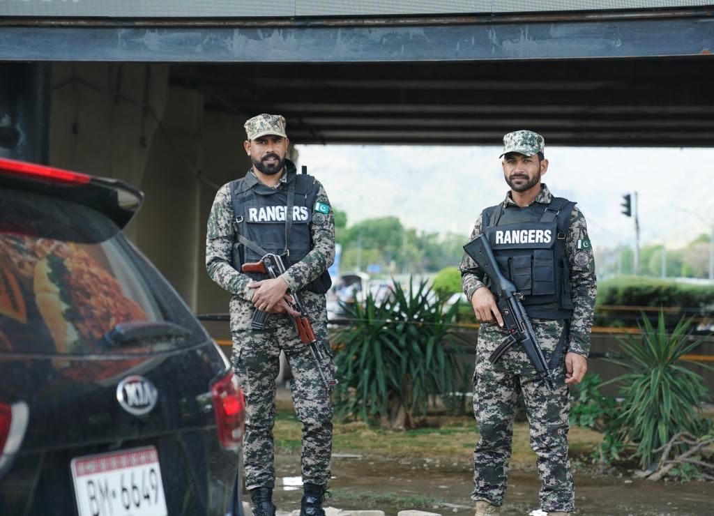 حراس مسلحون على طريق في إسلام آباد، باكستان