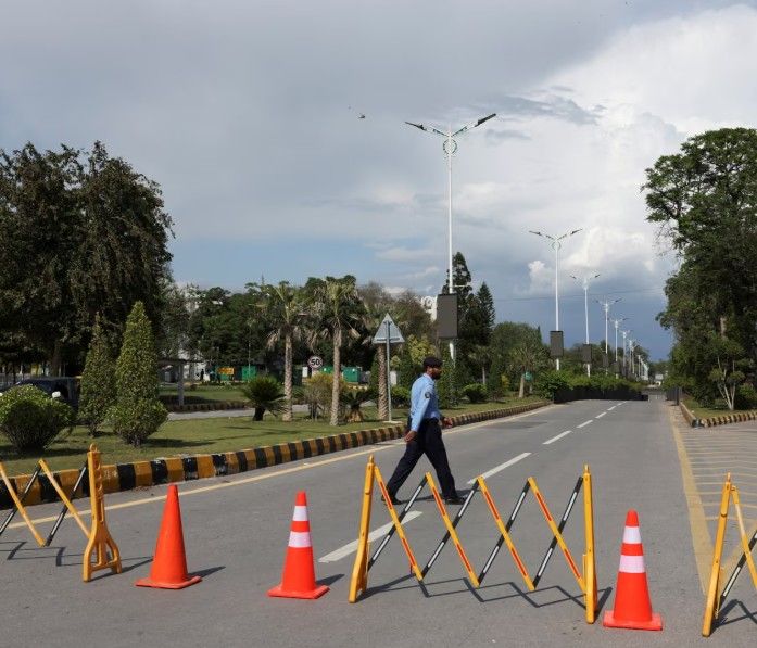 يسير شرطي على الطريق المغلق لأسباب أمنية، المؤدي إلى فندق سيرينا
