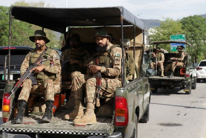 مسؤولون أمنيون باكستانيون عند نقطة تفتيش