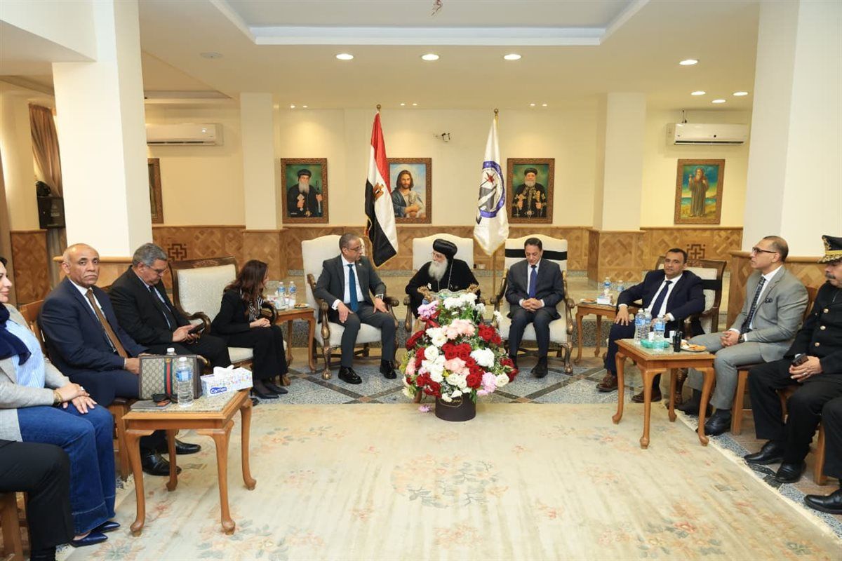 محافظ الجيزة يزور مطرانية أكتوبر وأوسيم مهنئًا بعيد القيامة المجيد