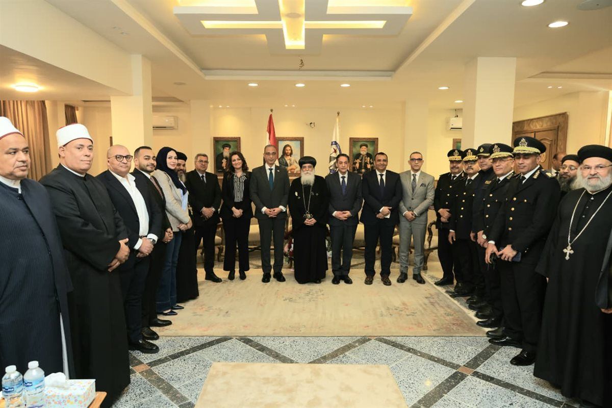 محافظ الجيزة يزور مطرانية أكتوبر وأوسيم مهنئًا بعيد القيامة المجيد