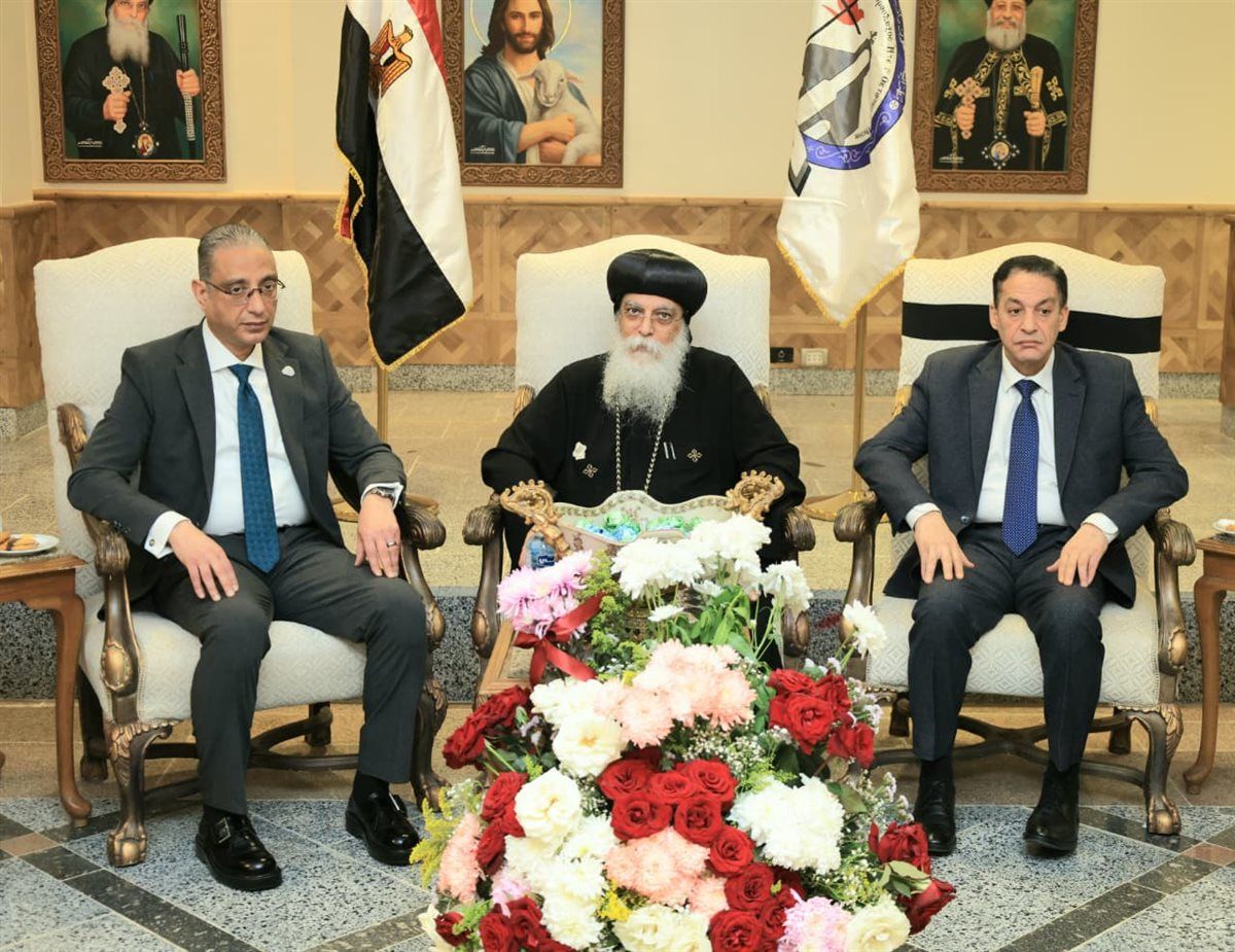 محافظ الجيزة يزور مطرانية أكتوبر وأوسيم مهنئًا بعيد القيامة المجيد