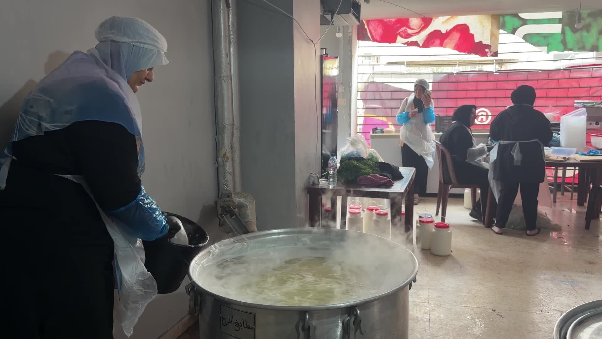 لبنان | مبادرات فردية لتحضير وجبات طعام للنازحين في <a class='entities-links' href='/entity/2162274423/بيروت/ar/1?utm_term=PublicFigures-بيروت&utm_source=Lebanon24-Frontend&utm_campaign=PublicFigures&utm_medium=PublicFigures-بيروت&id=200382&catid=0&pagetype=PublicFigures' loading=