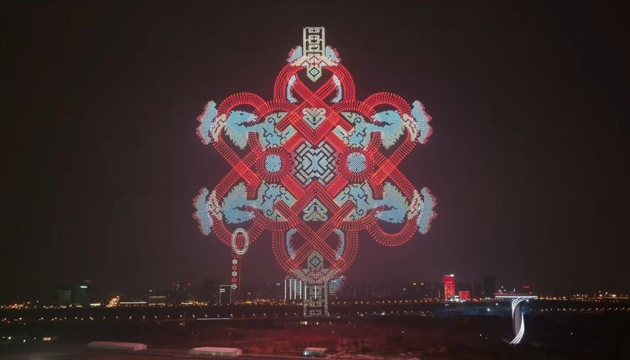 آلاف الدرونز تحلق فى عرض صيني عالمى