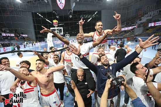 شيكابالا يحتفل مع فريق السلة بالكأس