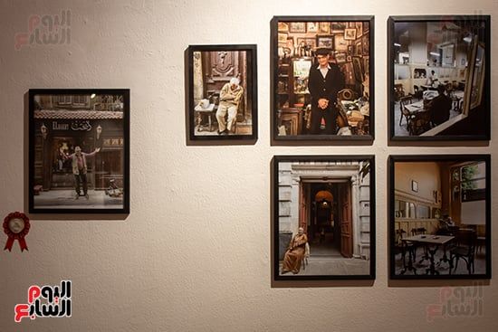 أشخاص جالسون