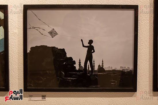 طفل يلعب بطيارته