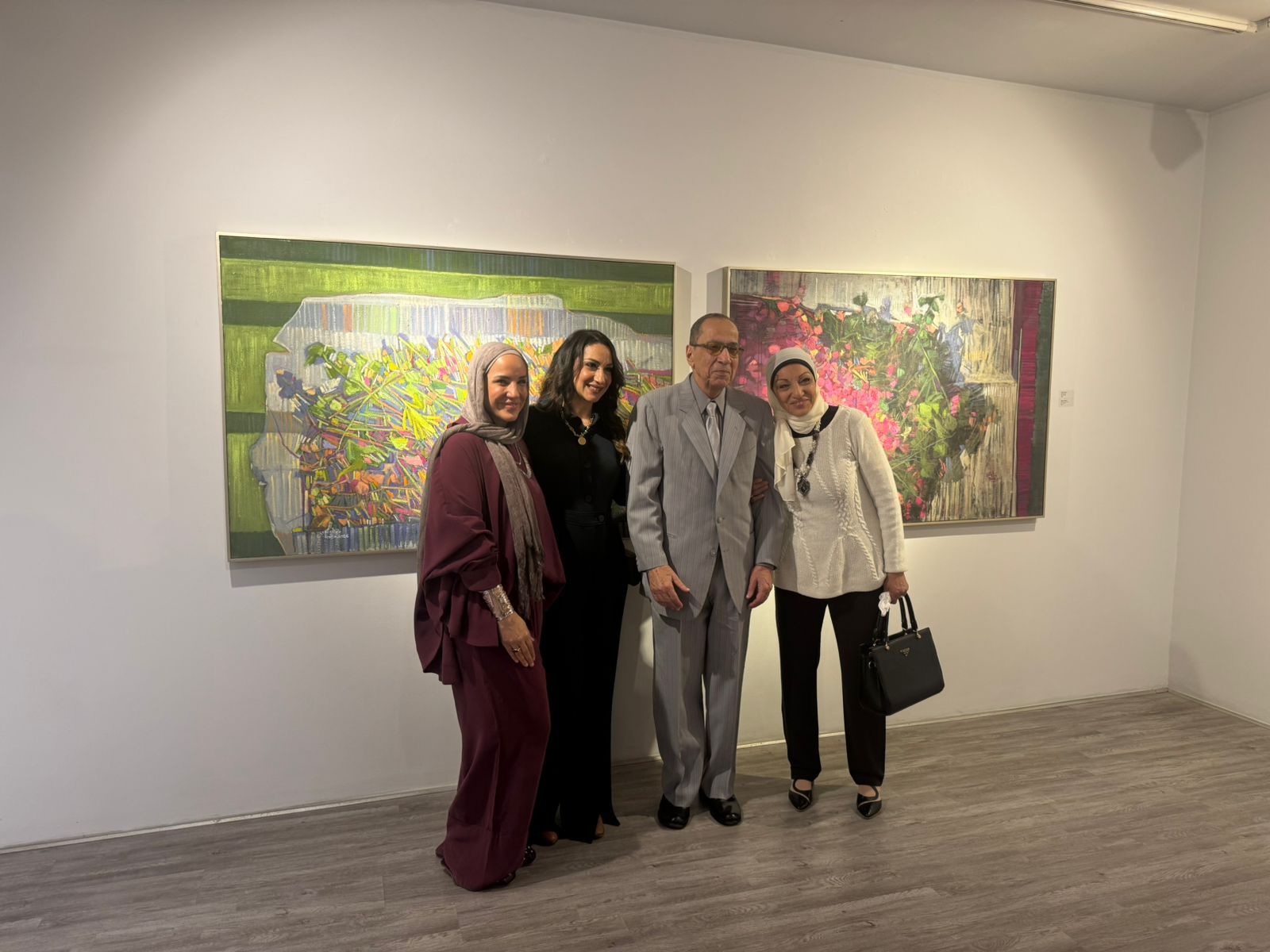 الفنانة رانيا أبو العزم بصحبه الأصدقاء