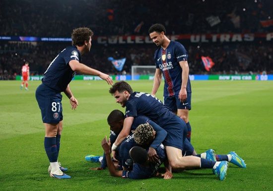 احتفال لاعبى باريس بالهدف