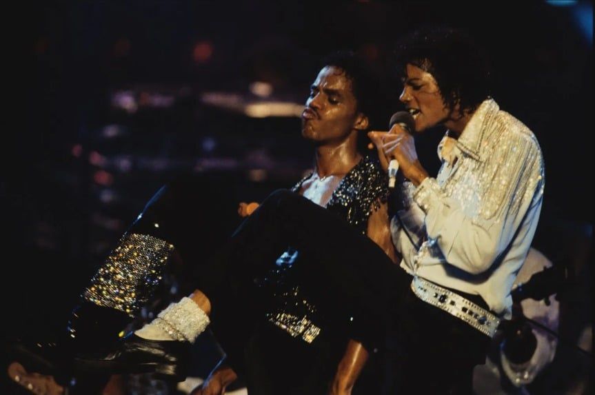 مارلون ومايكل جاكسون يؤديان عرضًا في حفل موسيقي