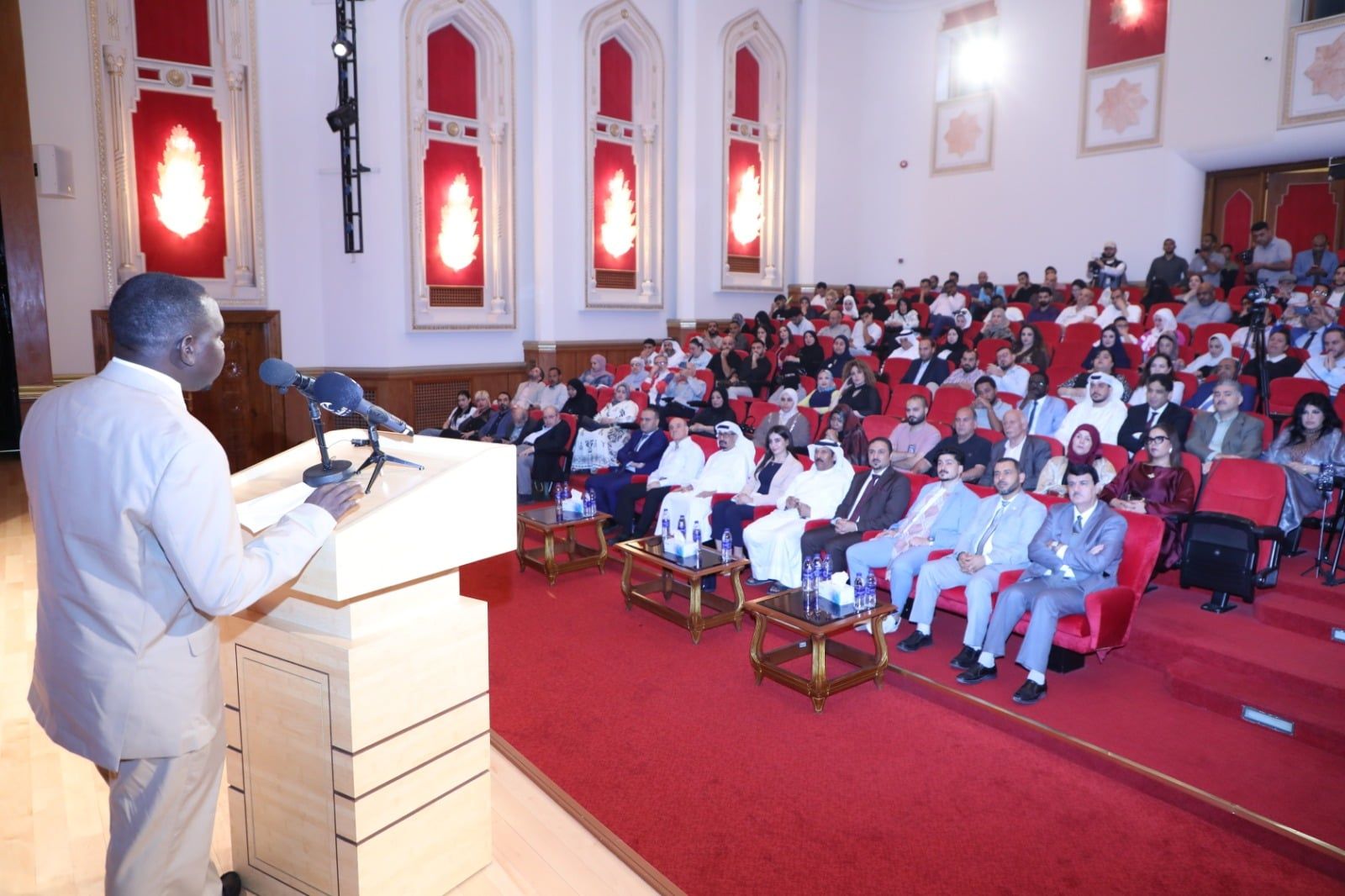 جانب من الأمسية الشعرية