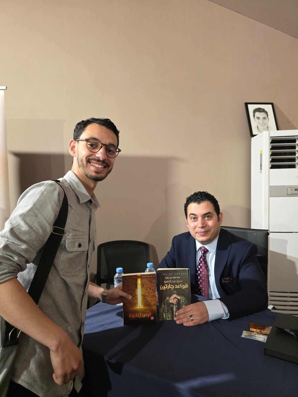 خلال توقيع عمرو عبد الحميد لرواياته بمعرض الرباط الدولى للكتاب