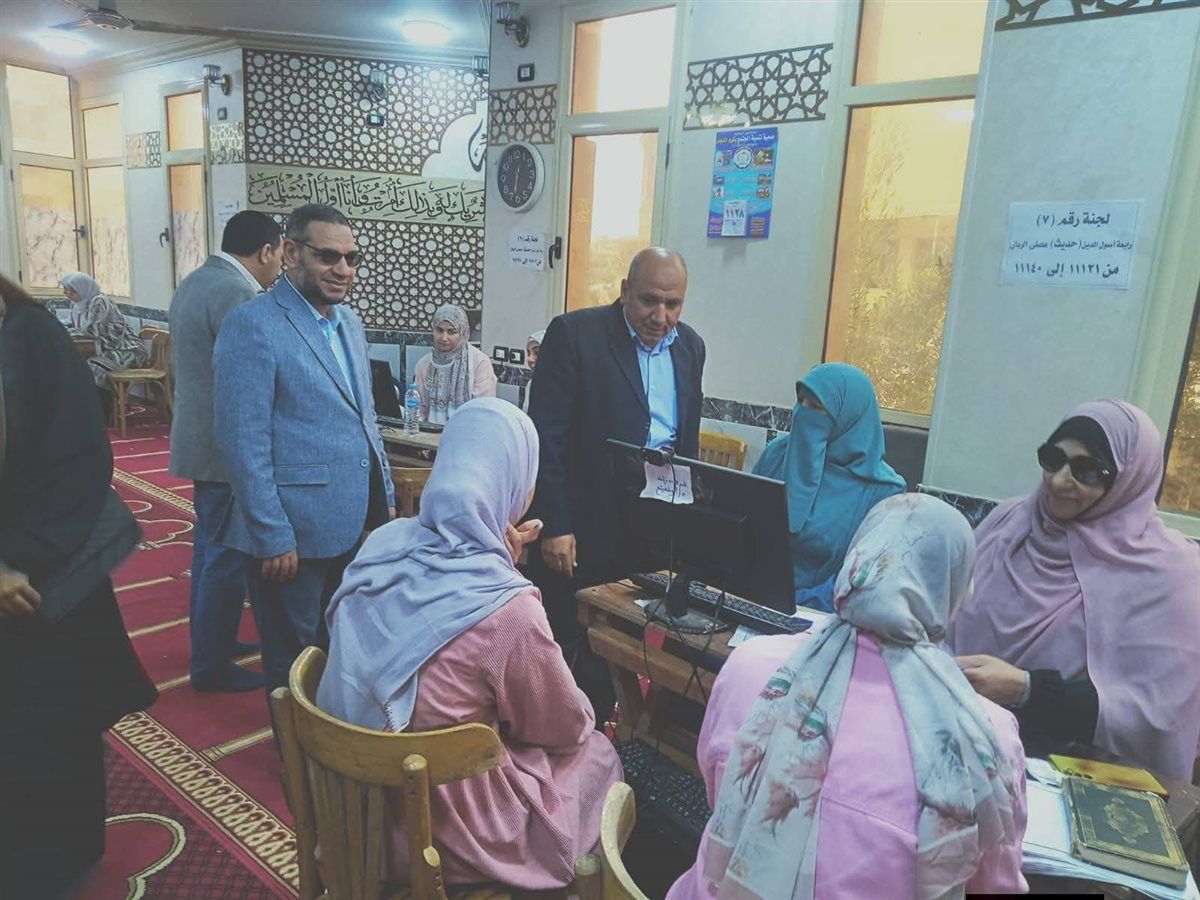 جانب من أعمال الامتحانات الشفهية الإلكترونية