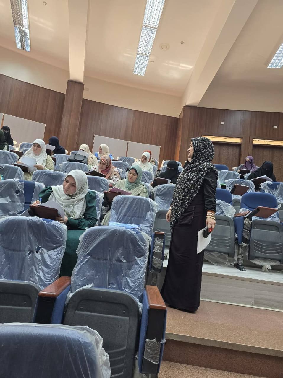جانب من متابعة الاختبارات 