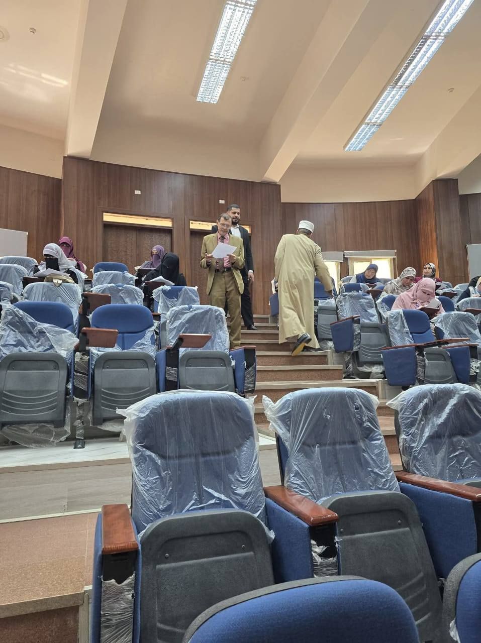 جانب من متابعة الاختبارات 