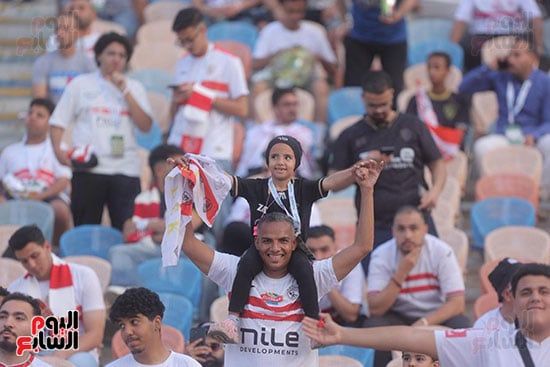 طفل صغير مع والده