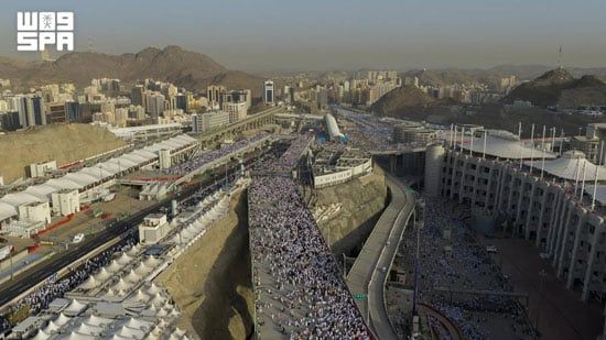 حجاج بيت الله الحرام يرمون جمرة العقبة يوم النحر حجاج بيت الله الحرام يرمون جمرة العقبة يوم النحر