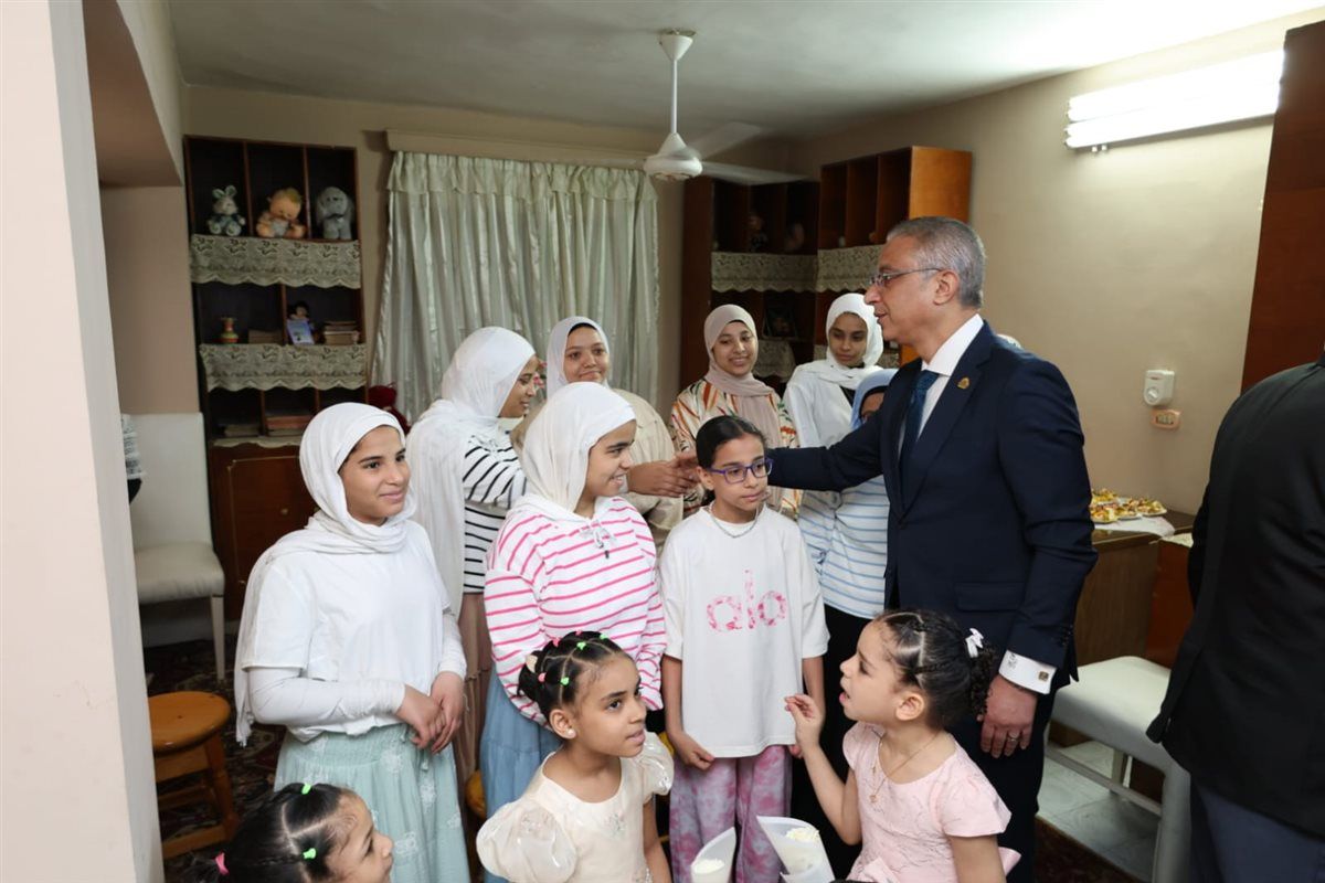 محافظ الجيزة يشارك فتيات مؤسسة الرعاية الأجتماعية للبنات بإمبابة فرحة عيد الأضحى المبارك