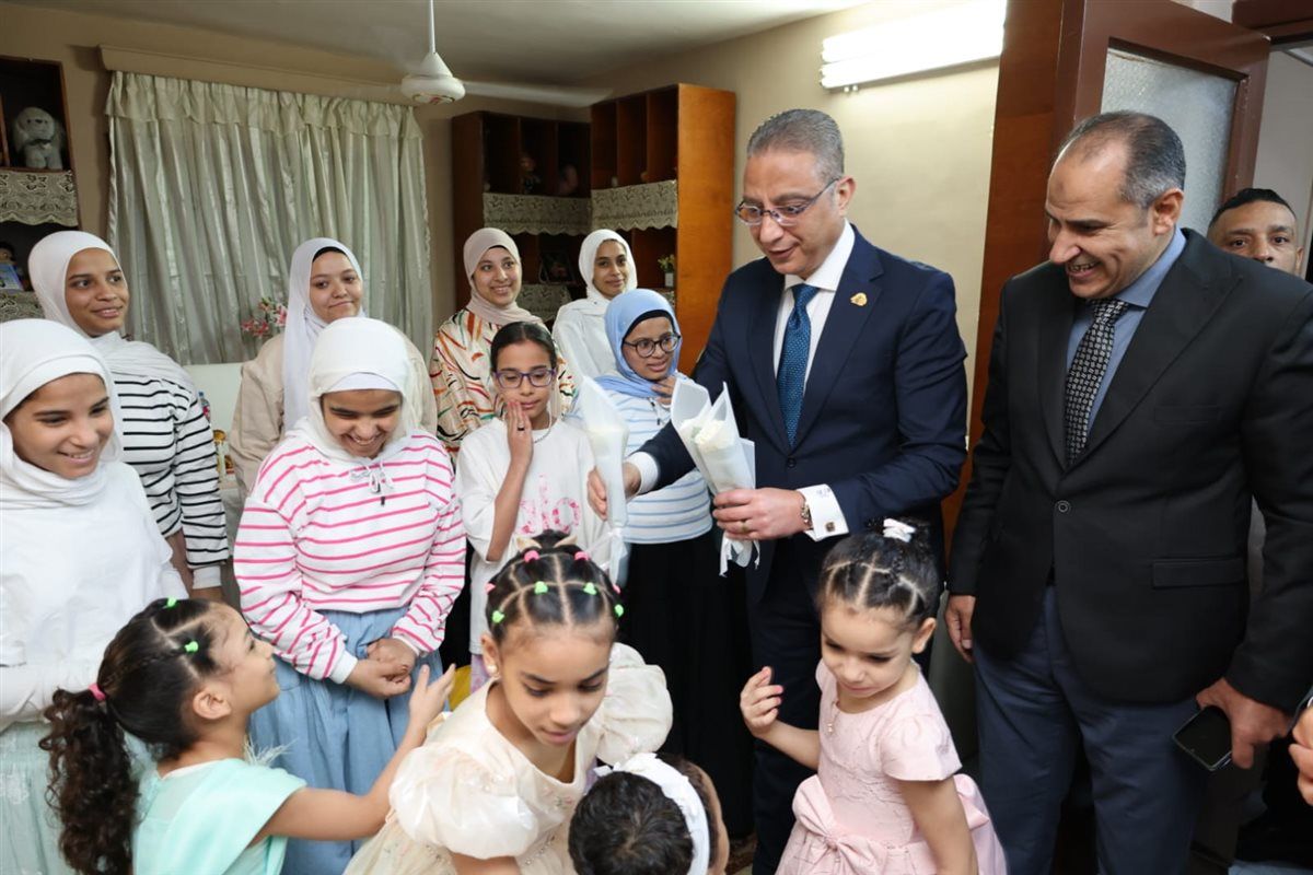 محافظ الجيزة يشارك فتيات مؤسسة الرعاية الأجتماعية للبنات بإمبابة فرحة عيد الأضحى المبارك